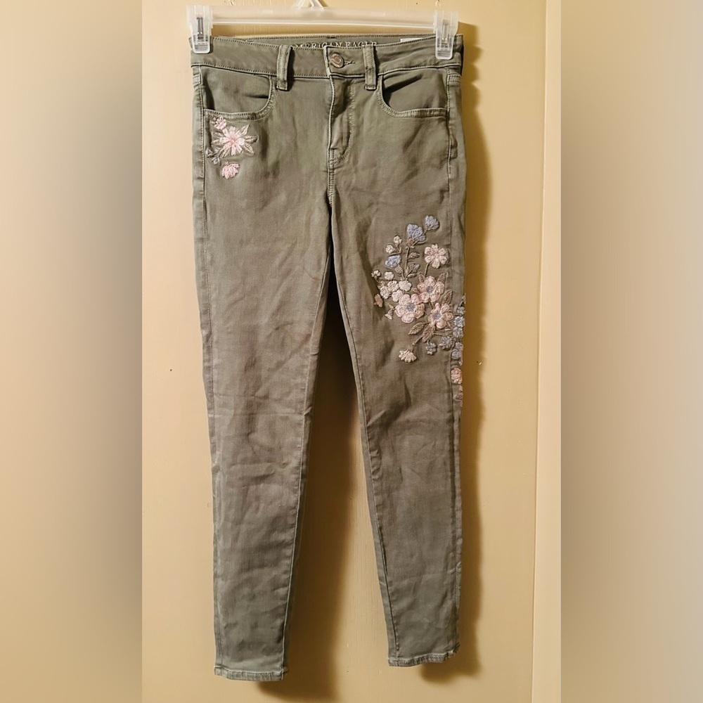American Eagle Size 4 Olive Green Floral Embroidered Jegging Crop Pants